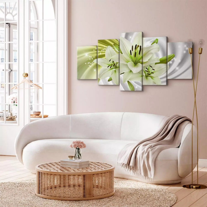 Kanva - Zaļš mirdzums | baltas lilijas uz zaļa un abstrakta pelēka fona ART XL