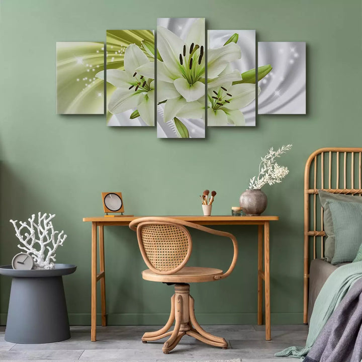 Kanva - Zaļš mirdzums | baltas lilijas uz zaļa un abstrakta pelēka fona ART XL
