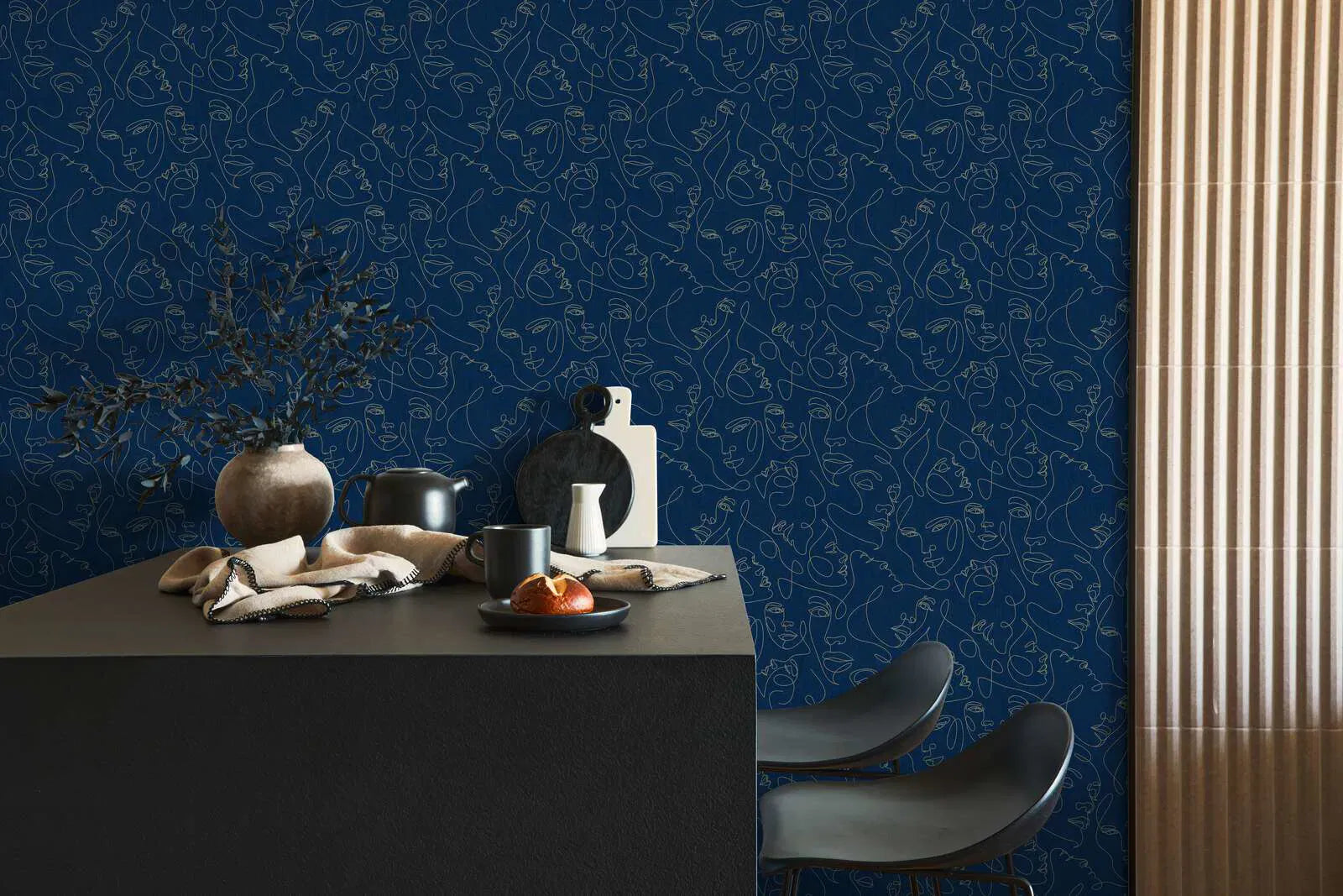 Zilas mākslinieciskas tapetes līniju mākslas stilā radošā un košā viesistabā. SKU: 3012254, AS Creation.