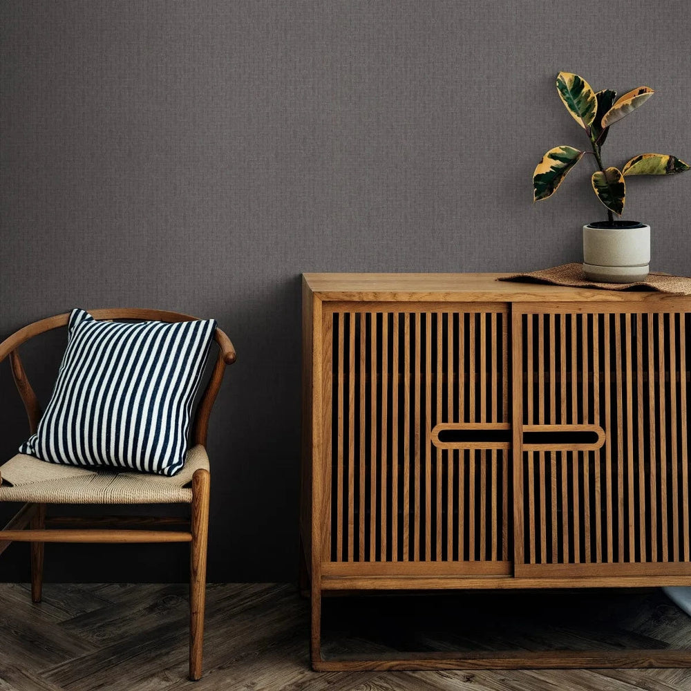 Tumepruun ornamentaalne tapeet elegantse tekstuuriga Tapetenshop.lv