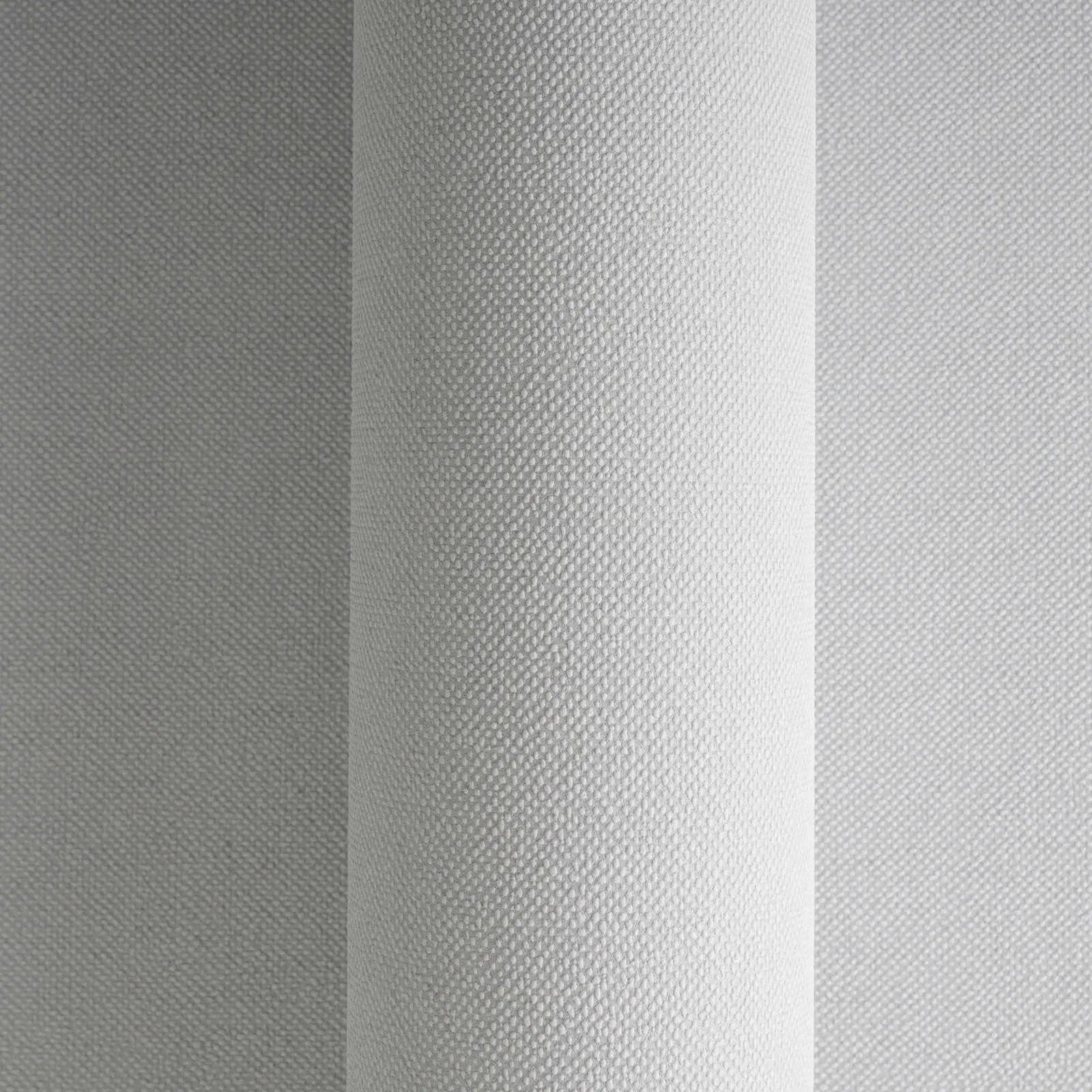 Tuvplāns: pelēkas neaustas tapetes ar smalku auduma tekstūru un skaidri redzamu faktūru. SKU: 1123342, AS Creation.