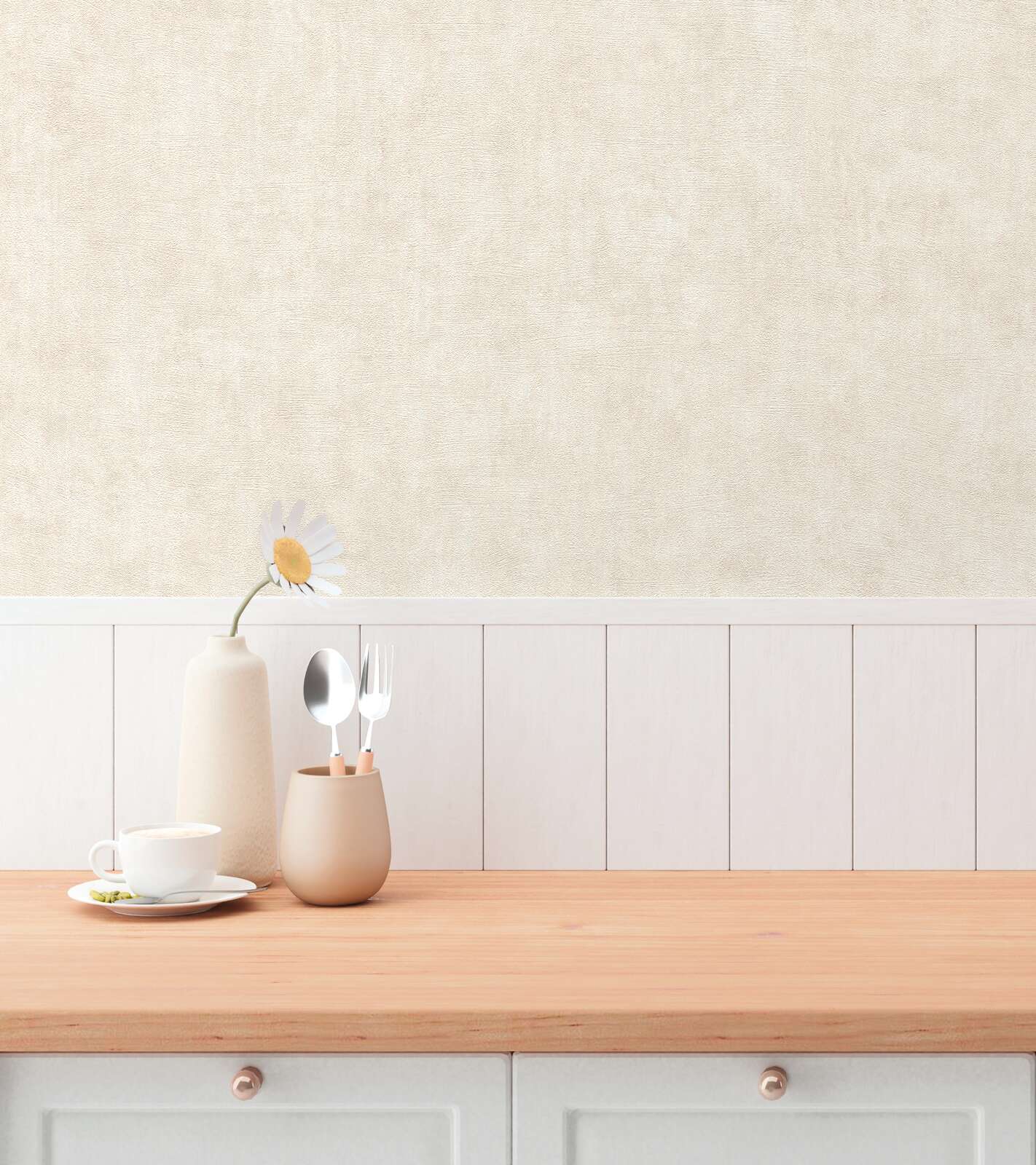 Krēmkrāsas neaustas tapetes ar betona izskatu un mīkstu tekstūru industriālā viesistabā. SKU: 1370150, AS Creation.