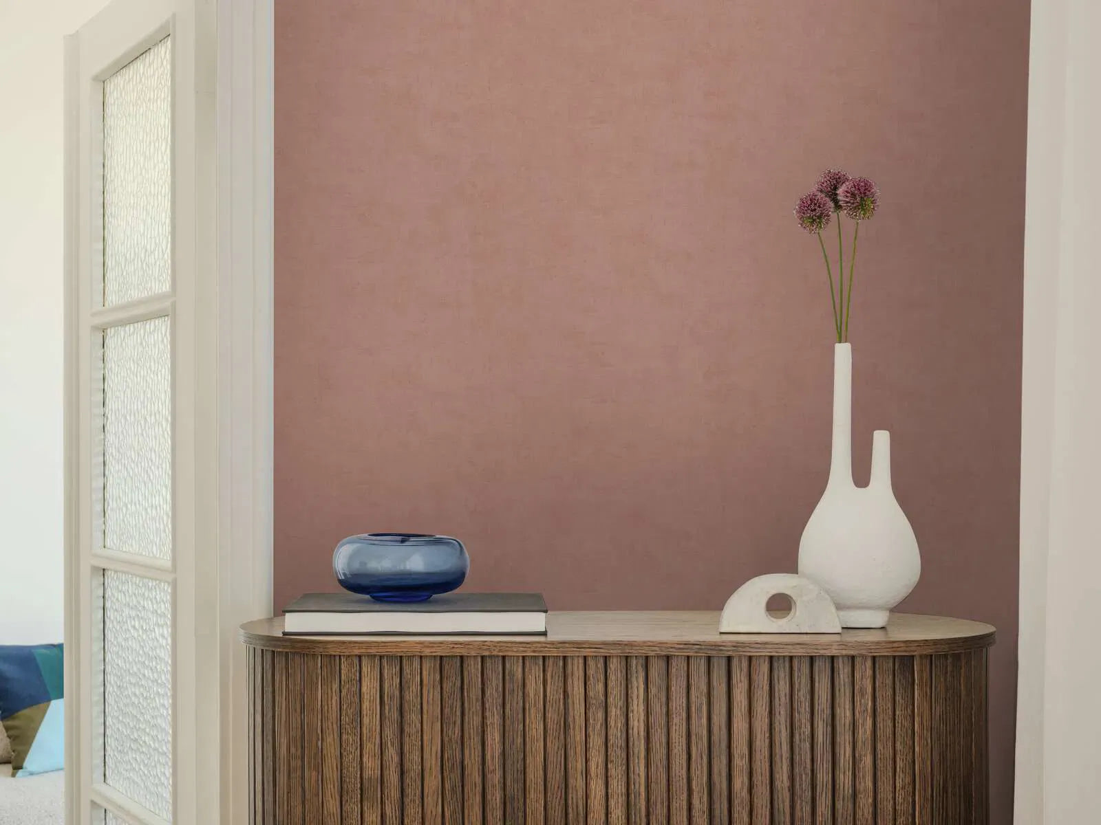 Bruno Plain wallpapers with a subtle texture in a cosy and classic living room. SKU: 3011754, AS Creation.