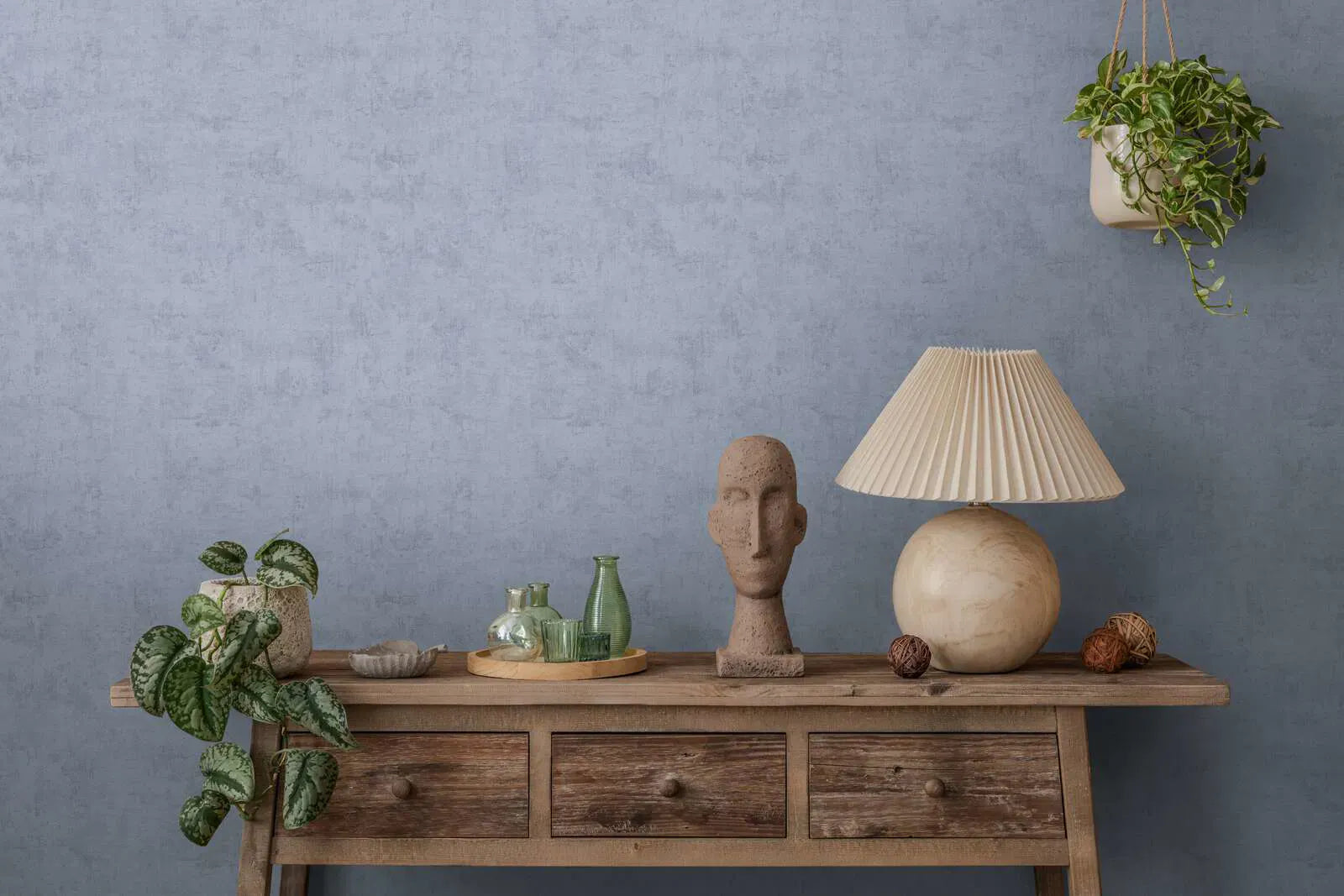 Zilas Plain wallpapers with a matt look in a stylish living room design. SKU: 3011753, AS Creation.