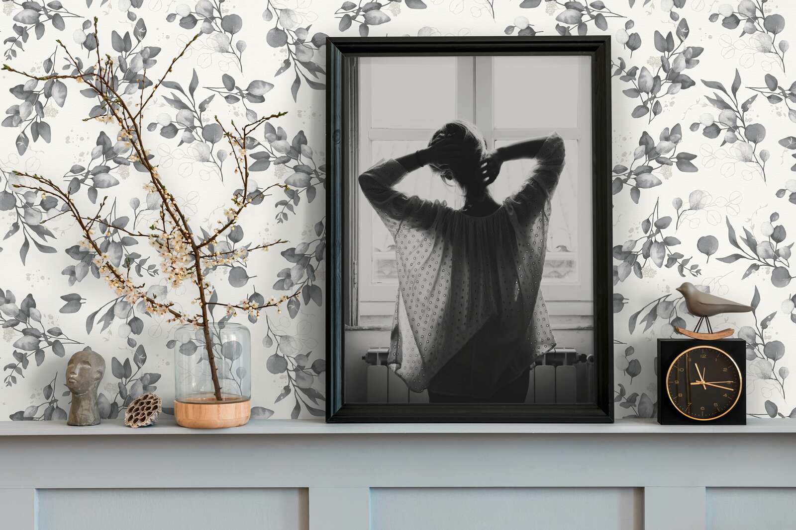 Neaustas tapetes baltā un pelēkā ar ziedu dizainu – Klasisks un elegants sienu risinājums | 1410566 AS Creation