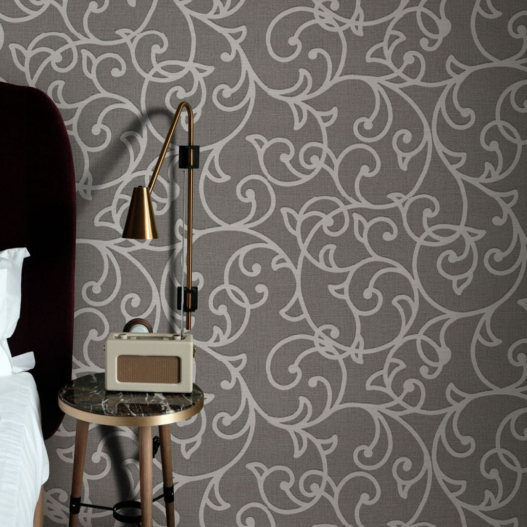 Tumši pelēkas teksturētas tapetes ar klasisku motīvu elegantā guļamistabas interjerā ar retro radio un zelta sienas lampu