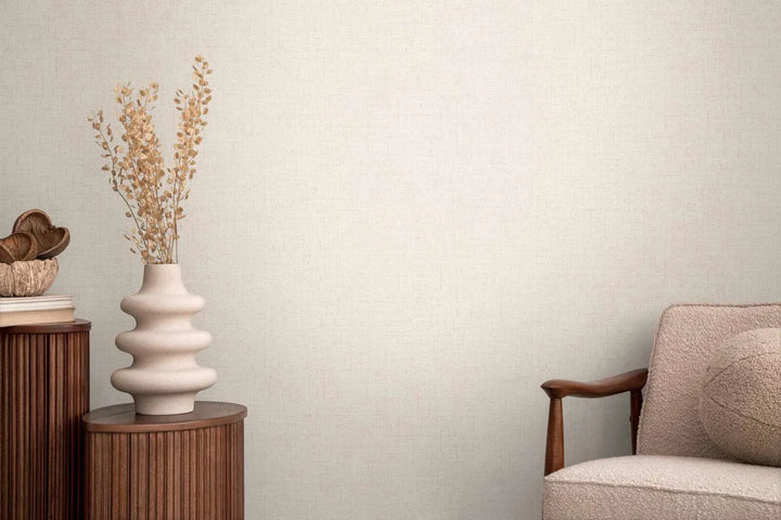 Smalkas tekstūras neaustas tapetes ar maigu spīdumu maigā, siltā krēmkrāsā | 3010210 AS Creation