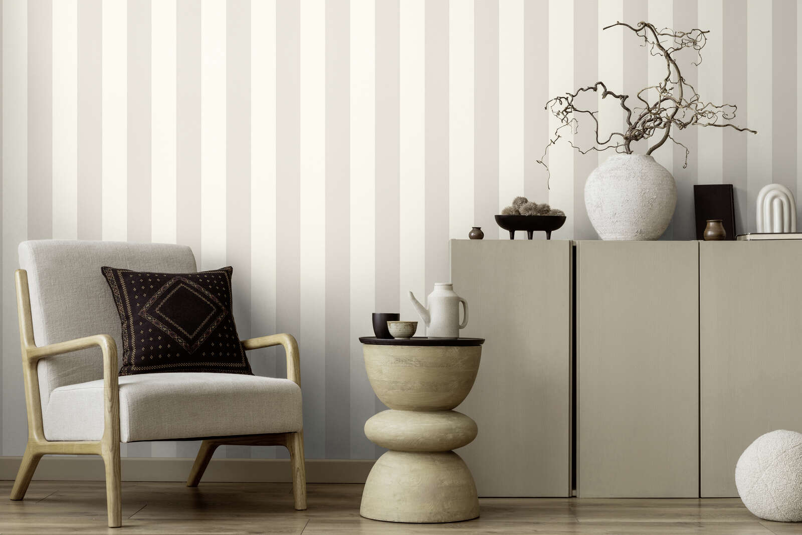 Strīpainas tapetes ar teksturētu rakstu, svītras pelēkā un baltā krāsā AS Creation