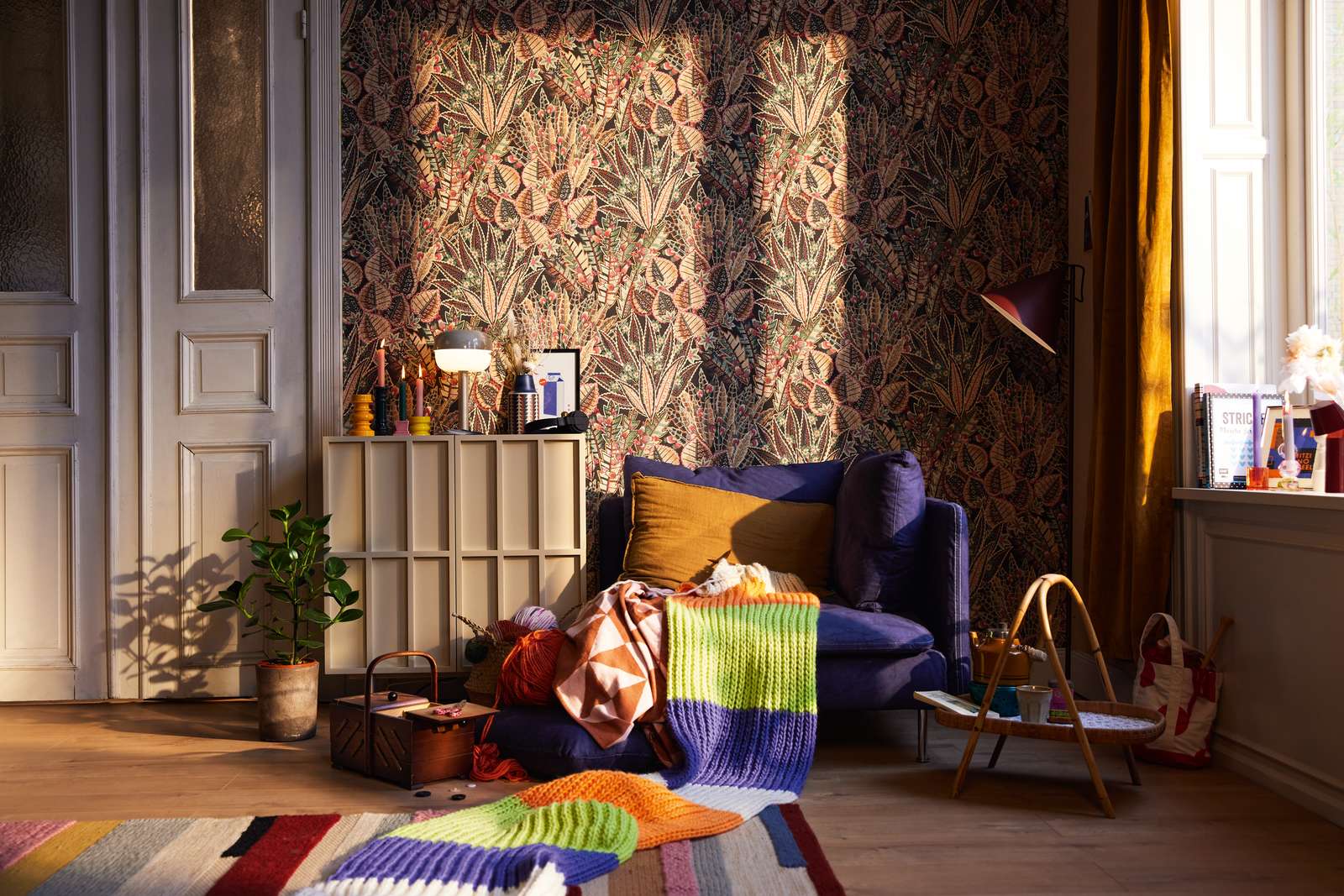 Tapetes ar abstraktu lapu rakstu un sarkaniem akcentiem, 396531 AS Creation