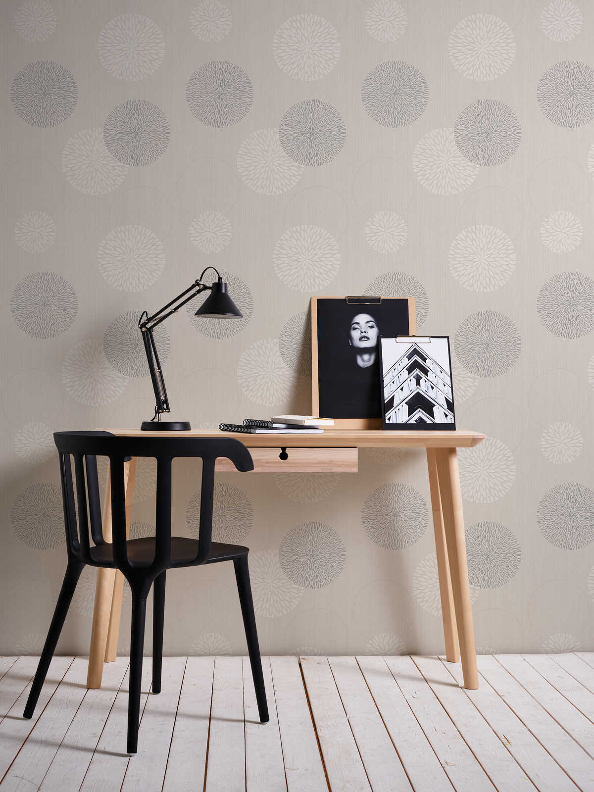 Tapetes ar abstraktu ziedu dizainu bēšā krāsā - 937912 AS Creation