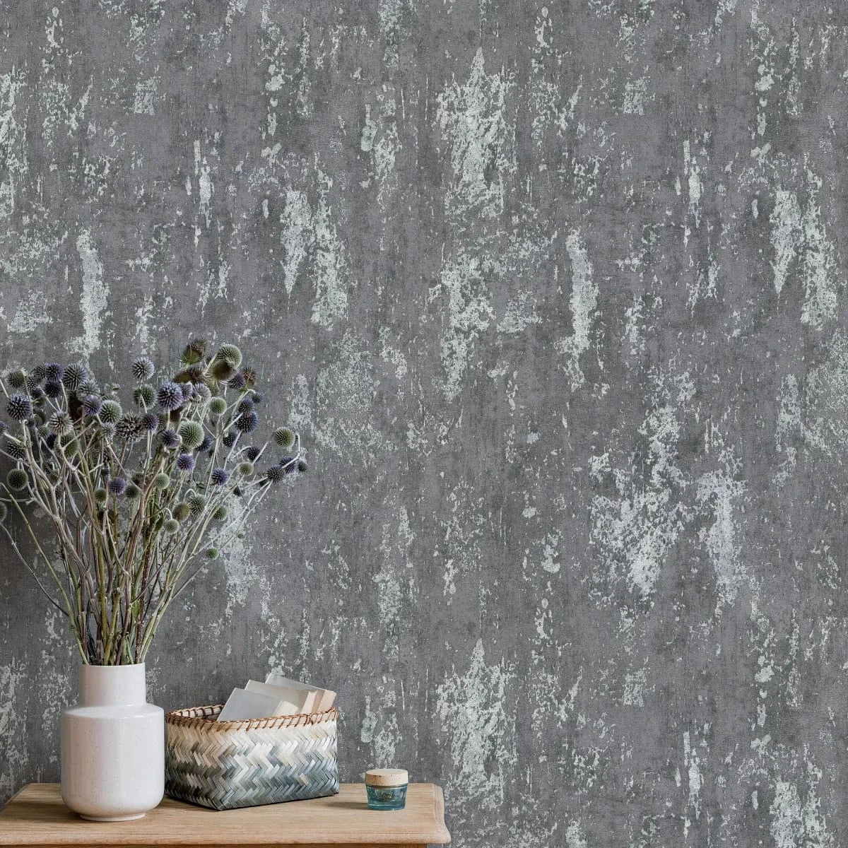 Tumši pelēkas tapetes ar apmetuma rakstu un smalku spīdumu modernam stilam   Tapetenshop.lv