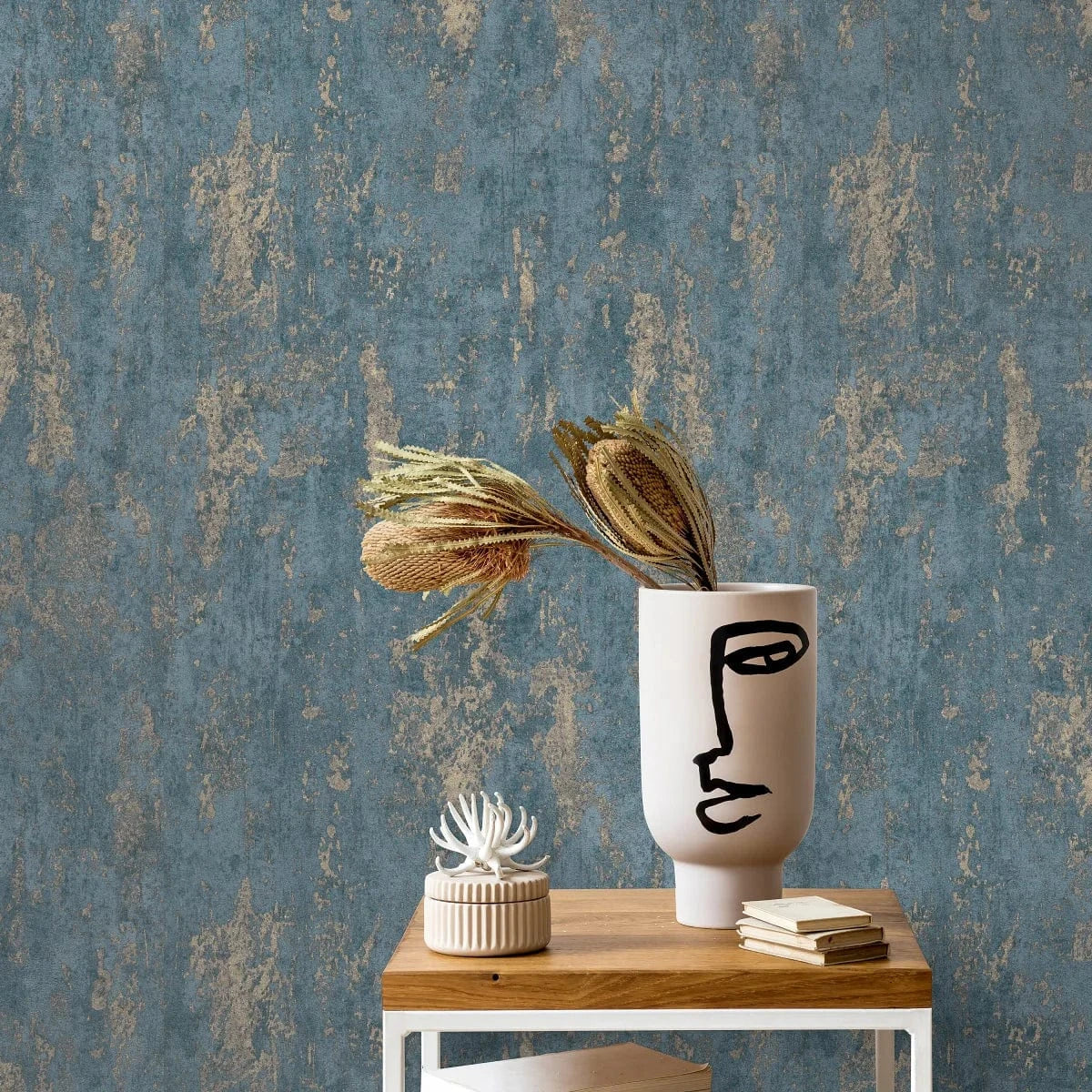 Tumši zilas un zelta tapetes ar apmetuma efektu eleganta interjera izveidei   Tapetenshop.lv