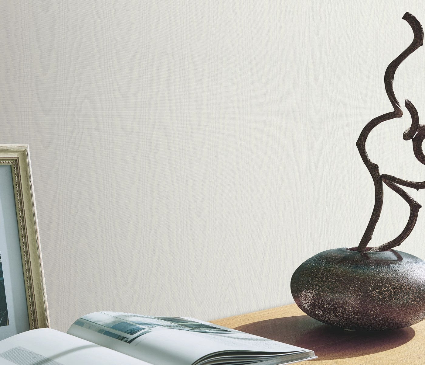 Tapetes ar ar moirē efektu gaiši pelēkā krāsā, Erismann, 1029131 Erismann