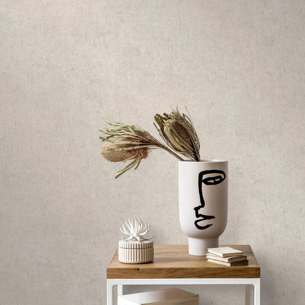 Taupe tapetes ar dekoratīvu apmetuma tekstūru – apskatīt istabā Erismann