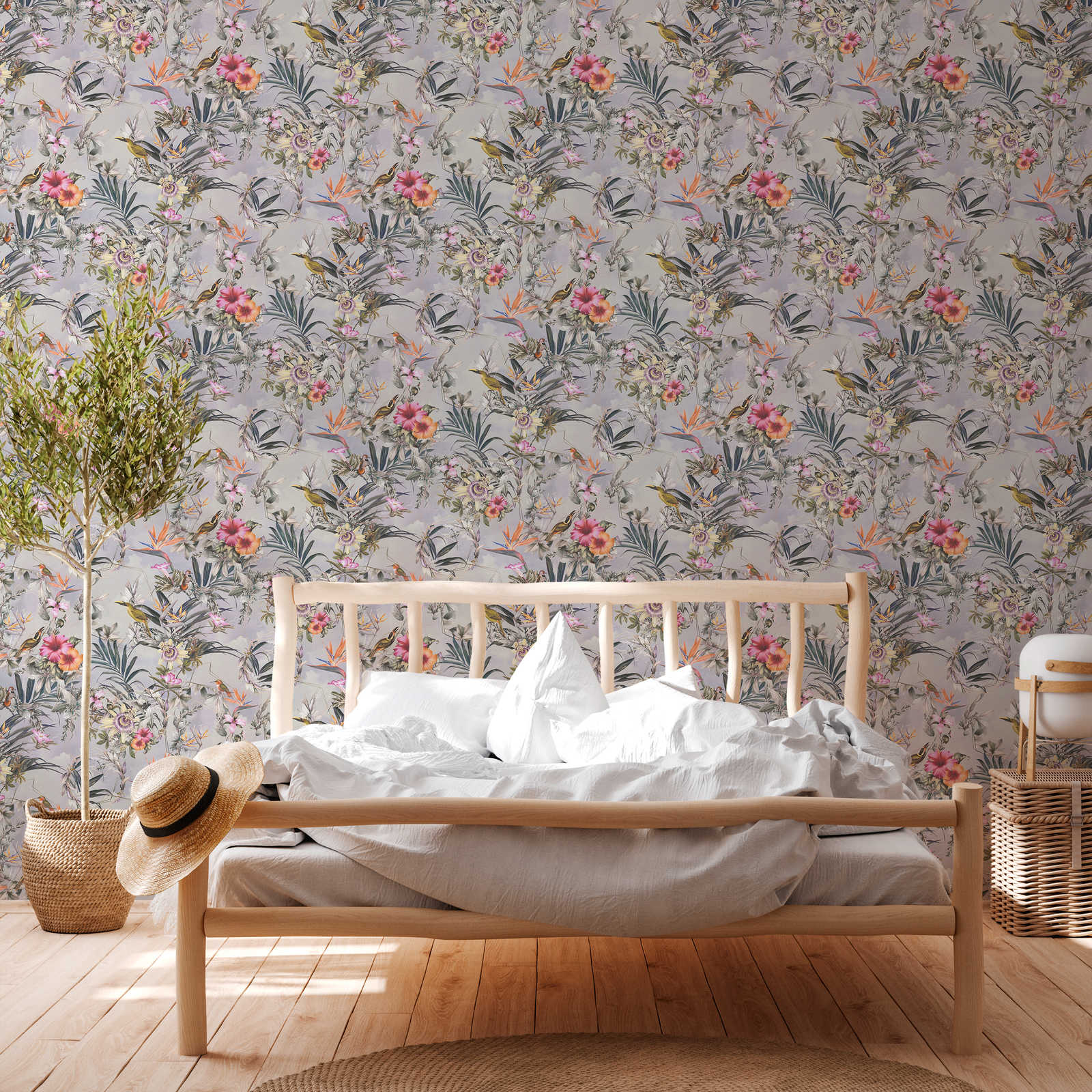 Tapetes ar eksotiskiem ziediem un putniem uz pelēka fona - 1351526 AS Creation