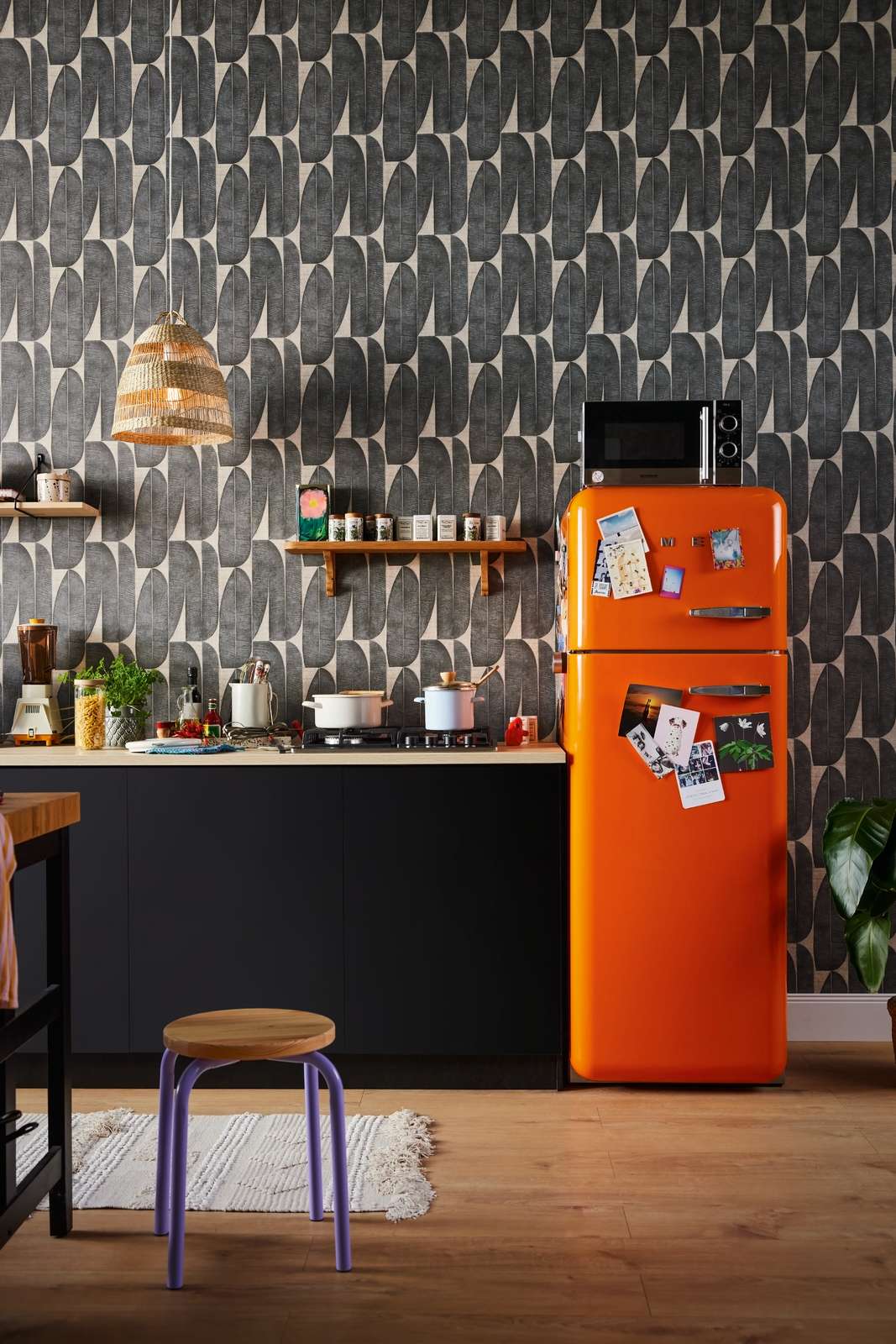 Skaistas tapetes ar ģeometrisko rakstu bēša un melnā krāsā, 396583 AS Creation