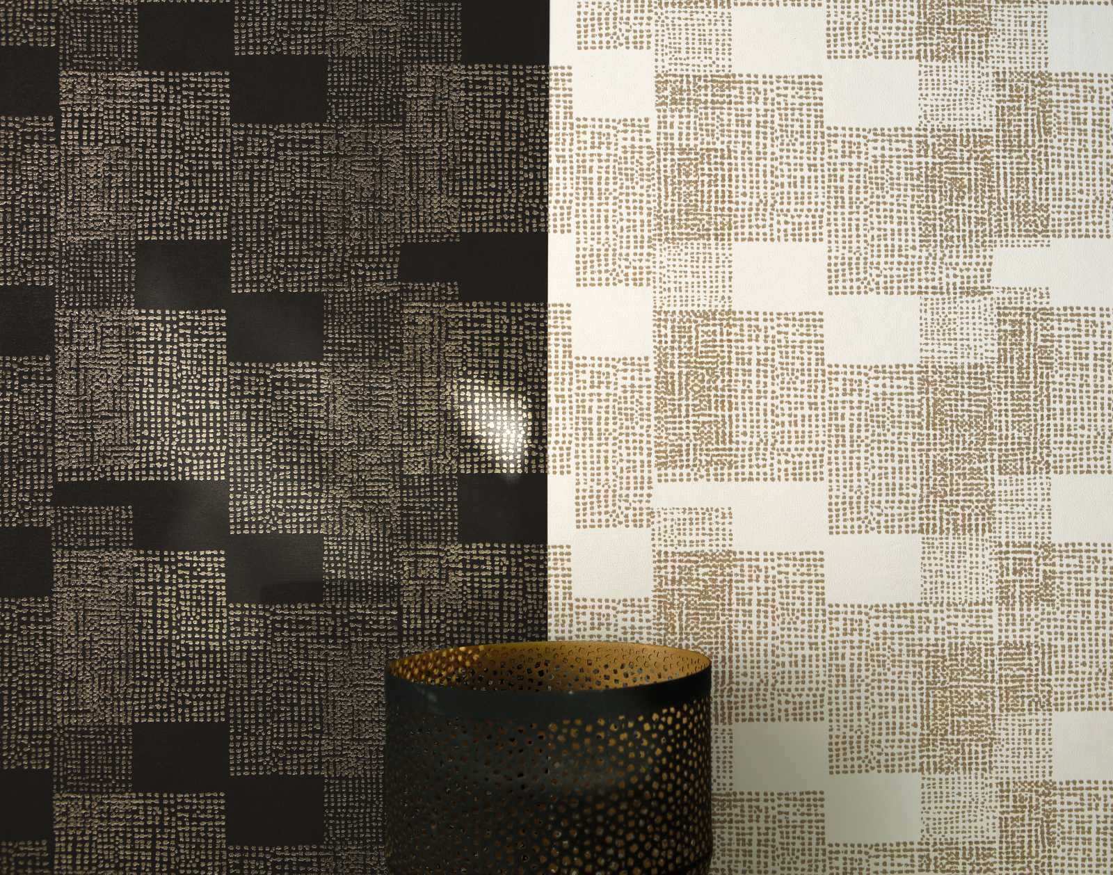 Tapetes ar ģeometrisku rakstu melnā un zeltā krāsā - AS 1360345 AS Creation