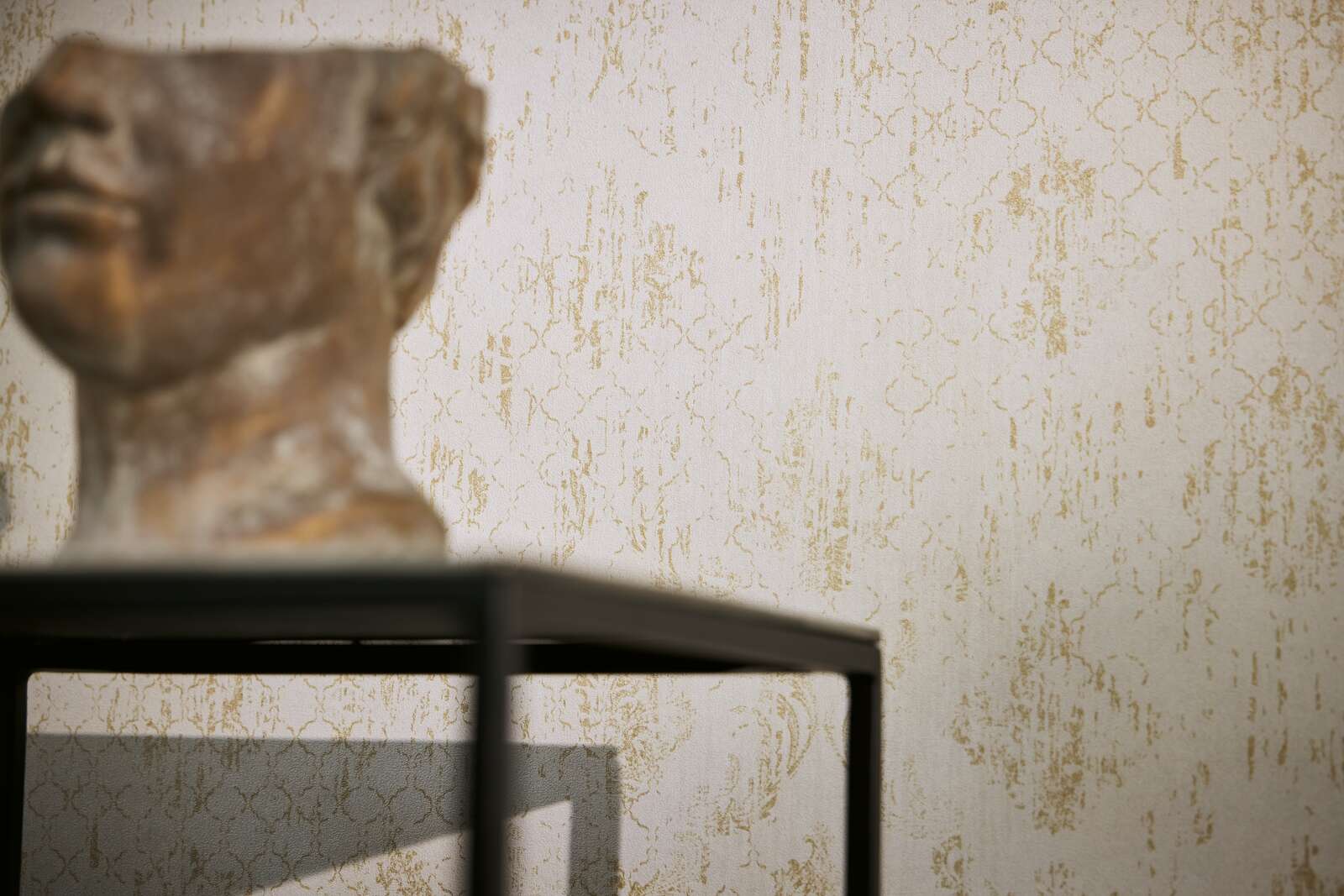 Tapetes ar ornamentu un mirdzošiem akcentiem, krēmkrāsā, zeltā, 786722 AS Creation