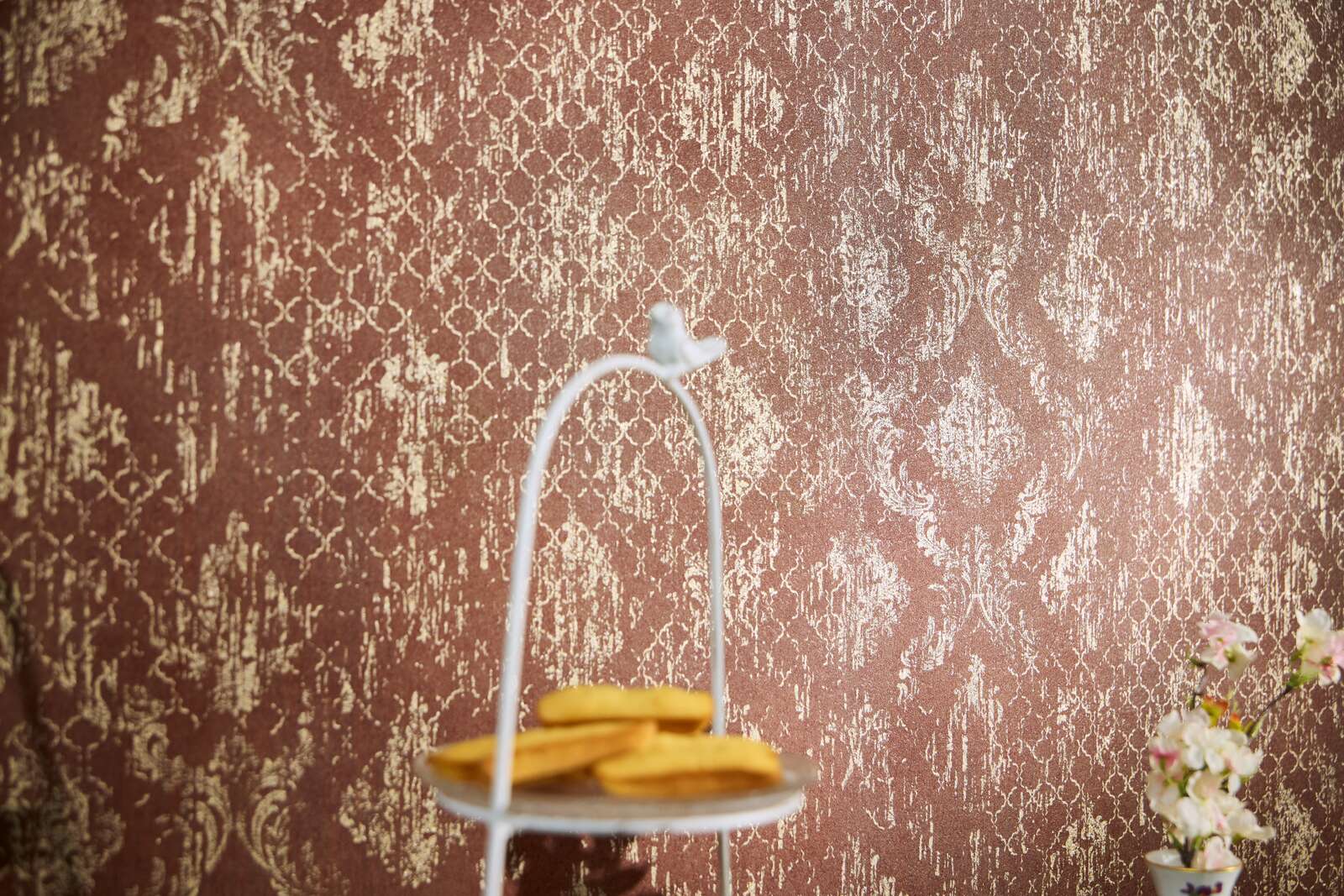 Tapetes ar ornamentu un mirdzošiem akcentiem - sarkanā, zeltā - 786723 AS Creation