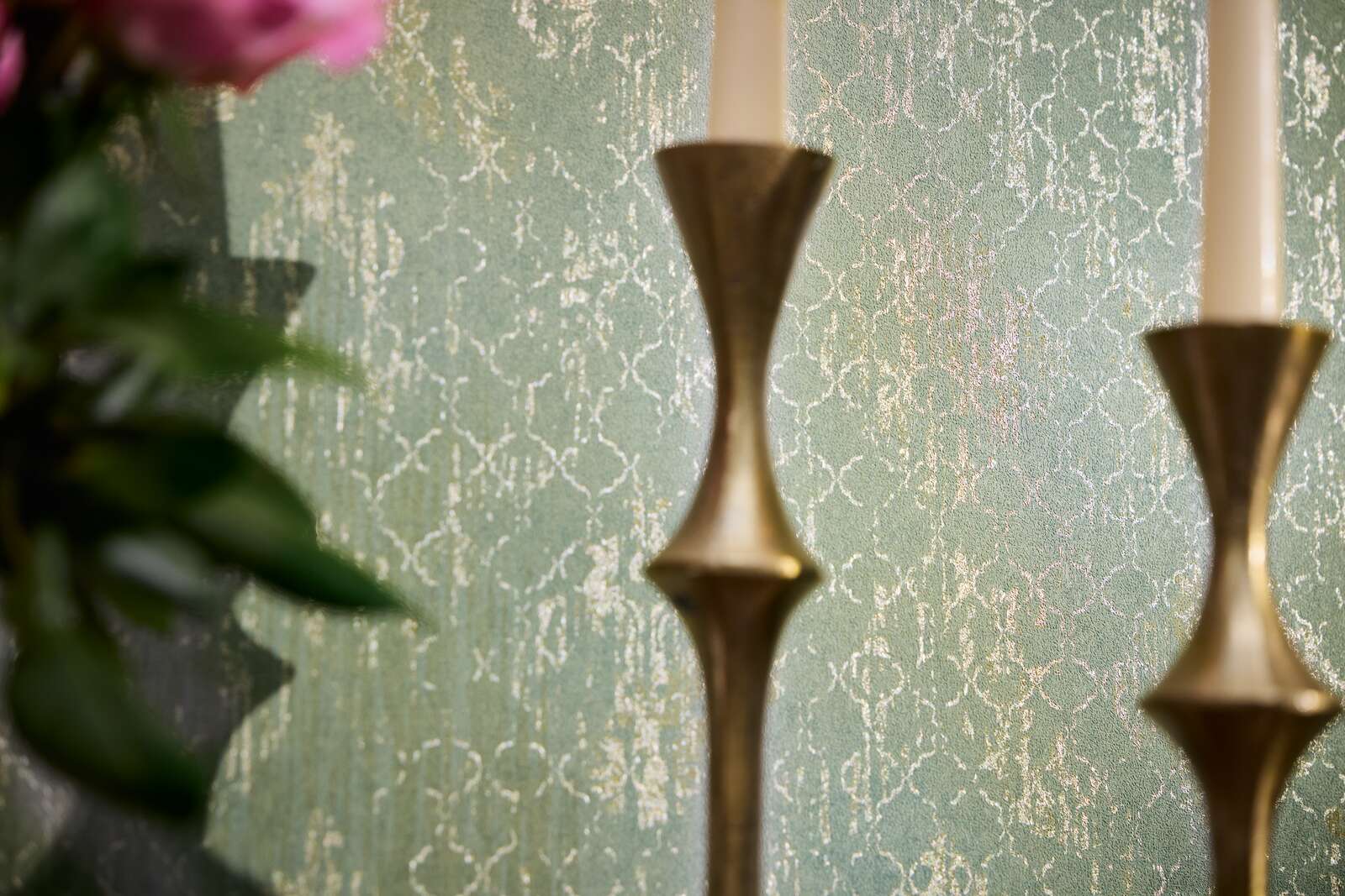 Tapetes ar ornamentu un mirdzošiem akcentiem - zaļā, zeltā - 786725 AS Creation