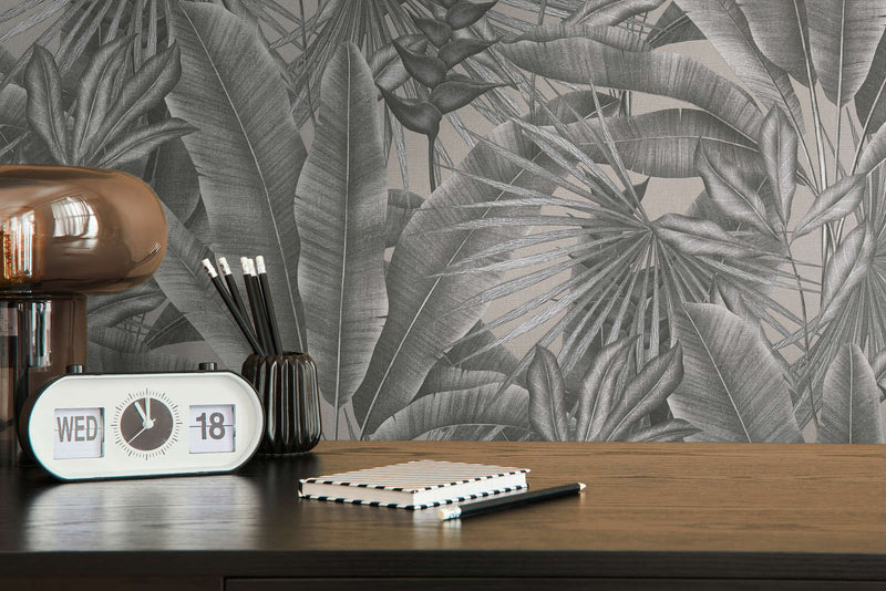 Tapetes viesistabai ar lapu rakstu džungļu stilā, pelēkā krāsā, 396473 AS Creation