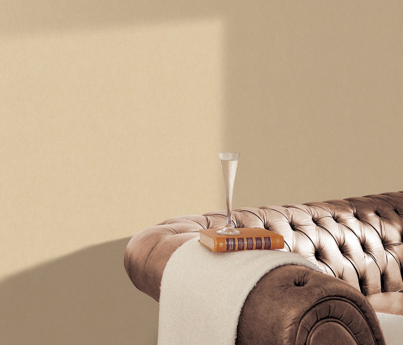 Tapetes ar līniju tekstūru bēšā krāsā ar mirdzuma efektu, 1028130 Erismann