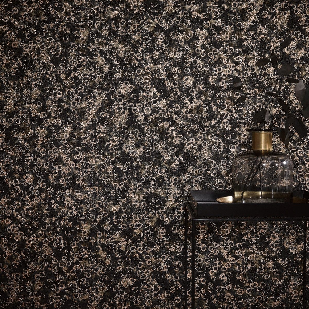 Tapetes ar modernu rakstu zeltā/melnā krāsā - 1033415 Erismann