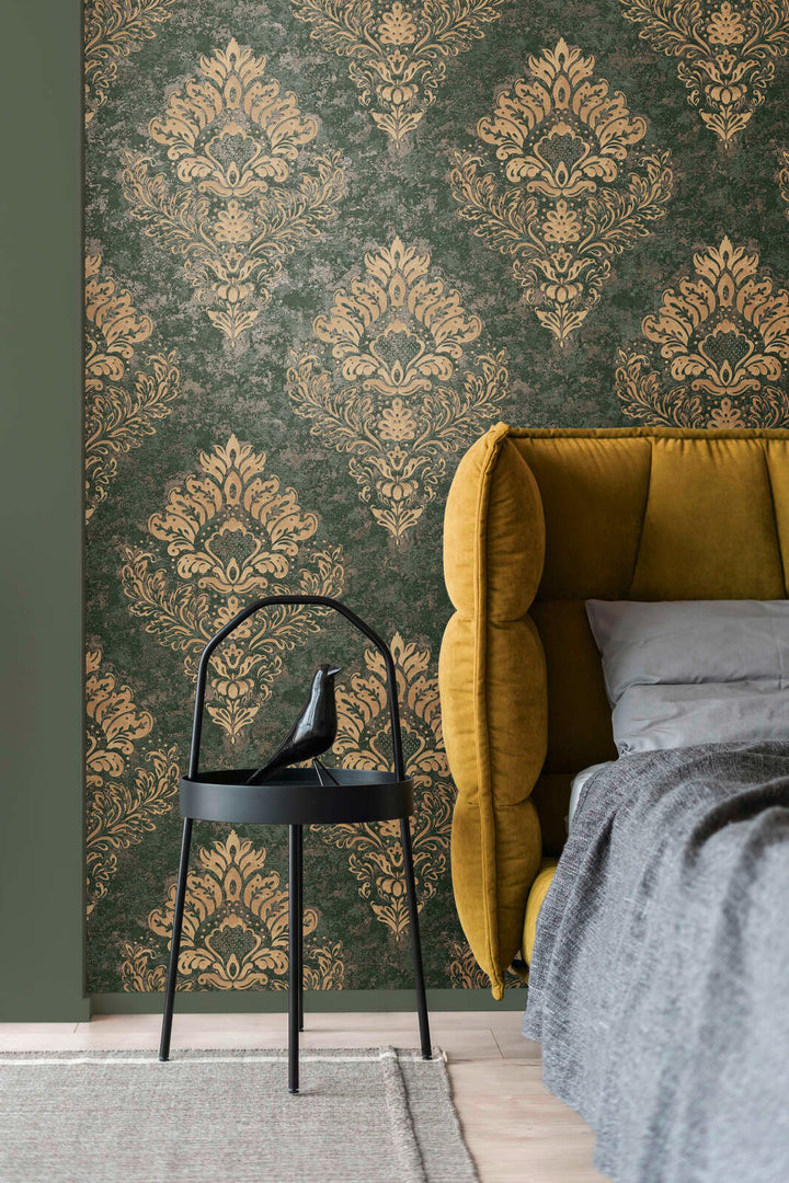 Zaļi zeltainas tapetes ar klasisku ornamentu un spīdumu – 1344203 AS Creation