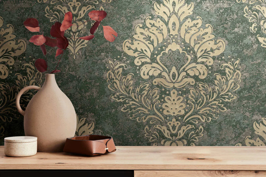 Zaļi zeltainas tapetes ar klasisku ornamentu un spīdumu – 1344203 AS Creation