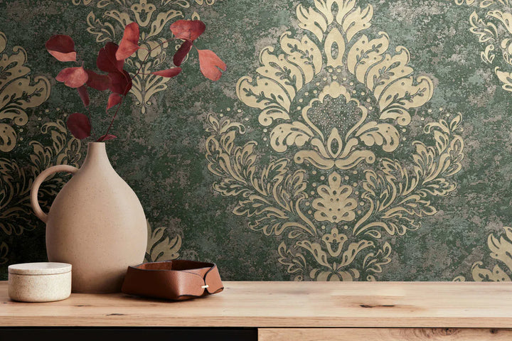 Zaļi zeltainas tapetes ar klasisku ornamentu un spīdumu – 1344203 AS Creation