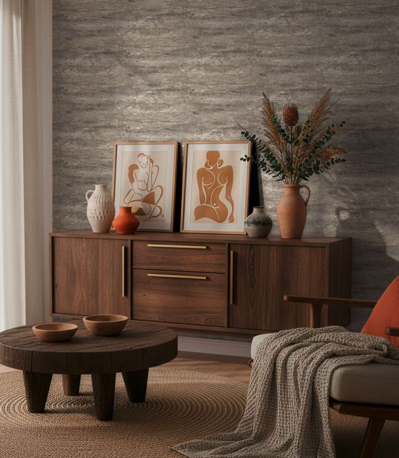 Pelēkas tapetes ar reālistisku dabiskā akmens tekstūru modernā viesistabas interjerā. SKU: 3012673, AS Creation.