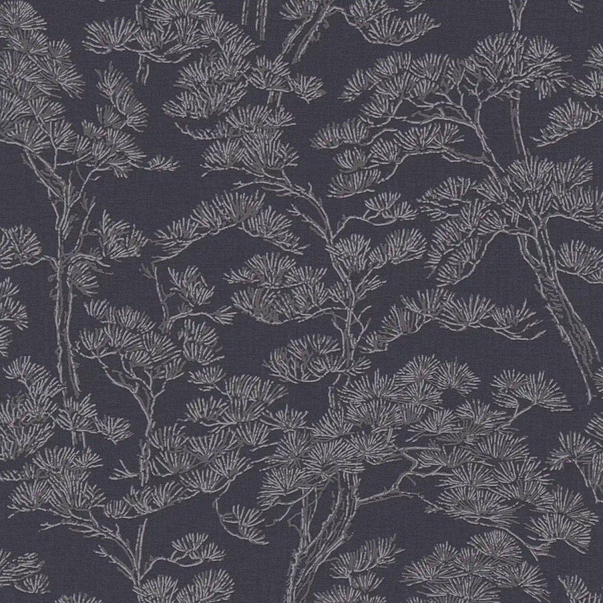 Detalizēts skats: tumši pelēkas tapetes ar priežu motīva tekstūru. SKU: 3006773, AS Creation.