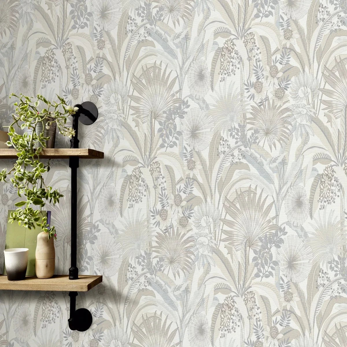 Tapetes ar tropiskiem ziediem taupe un gaiši pelēkos toņos – elegants sienu risinājums Erismann
