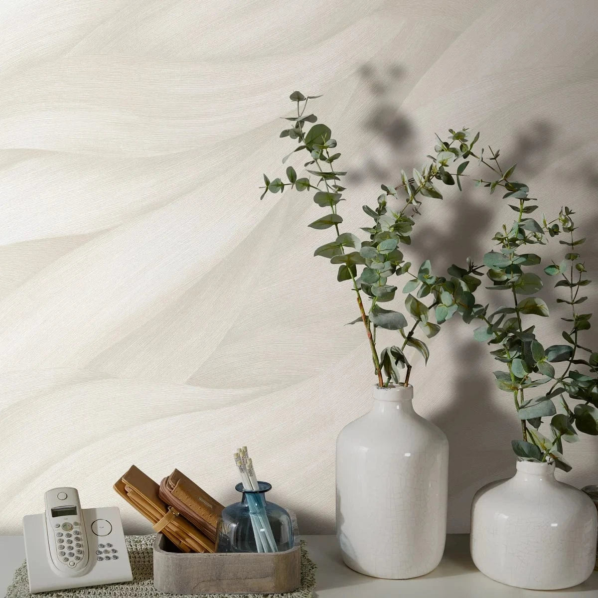 Viļņveida raksta tapetes gaišos toņos modernam interjeram   Tapetenshop.lv