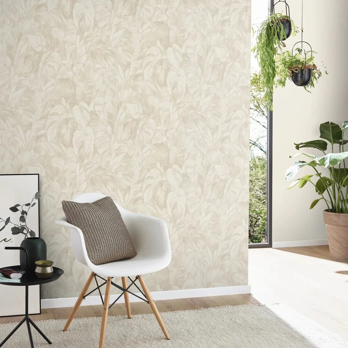 Tapetes ar tropiskām lapām, krēmkrāsa, tekstila efekts – piemērs interjerā Erismann