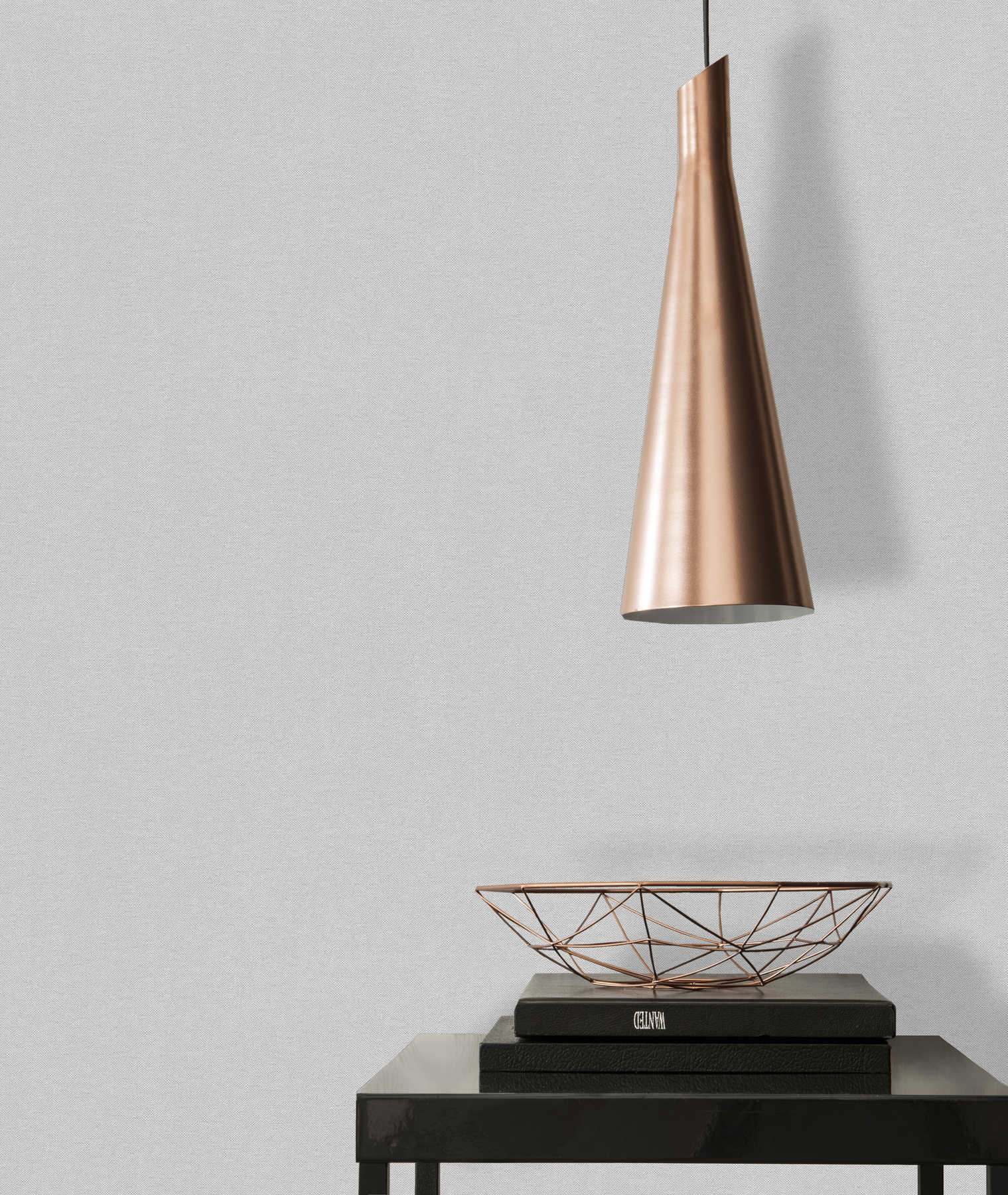 Pelēkas neaustas tapetes ar smalku auduma tekstūru modernā viesistabas interjerā. SKU: 1123342, AS Creation.