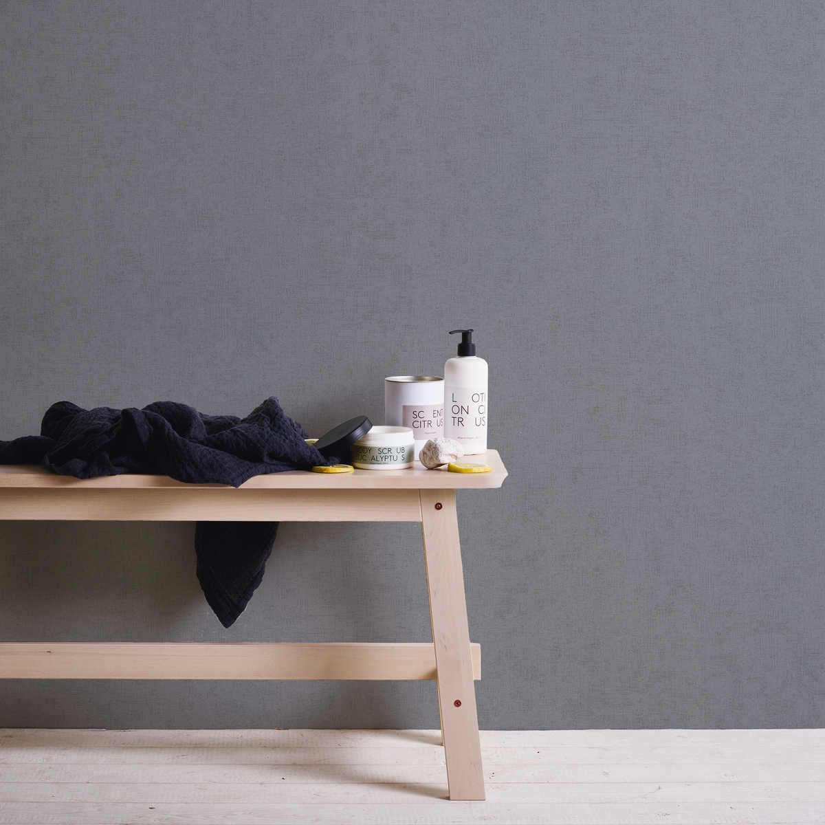 Tapetes tērauda pelēka krāsā ar struktūru un spīduma efektu AS 306462 AS Creation