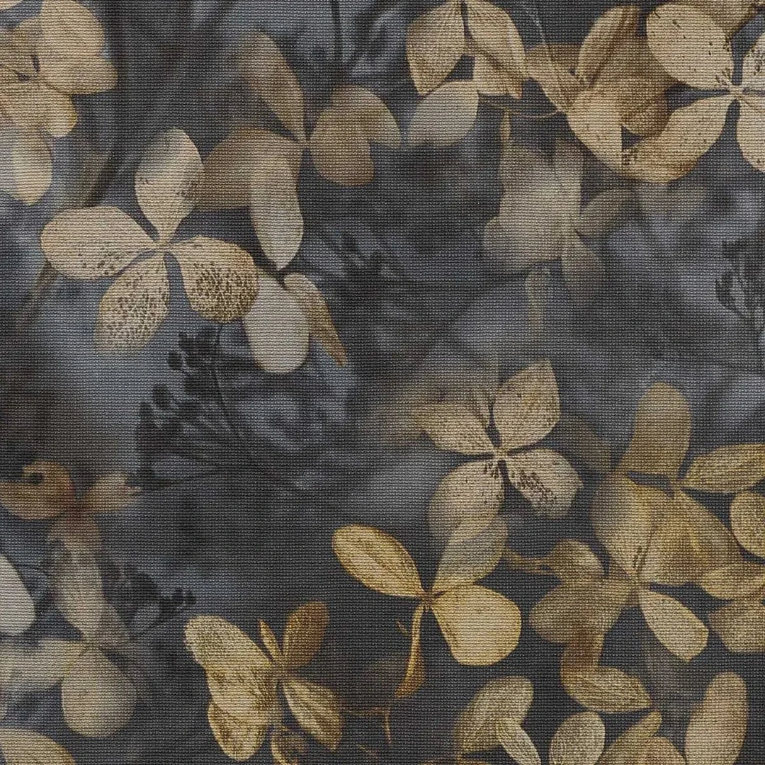Melna fona vintage tapetes ar lapiņām – piemērs interjerā Erismann