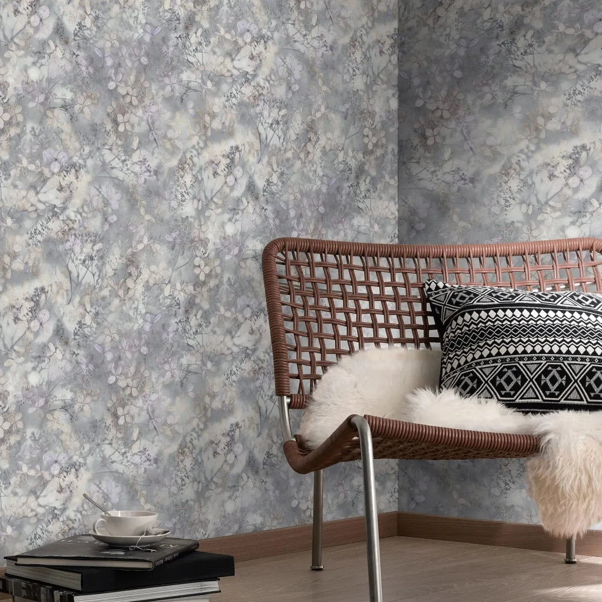 Pelēkas vintage tapetes ar lapiņām, tekstila faktūra – piemērs interjerā Erismann