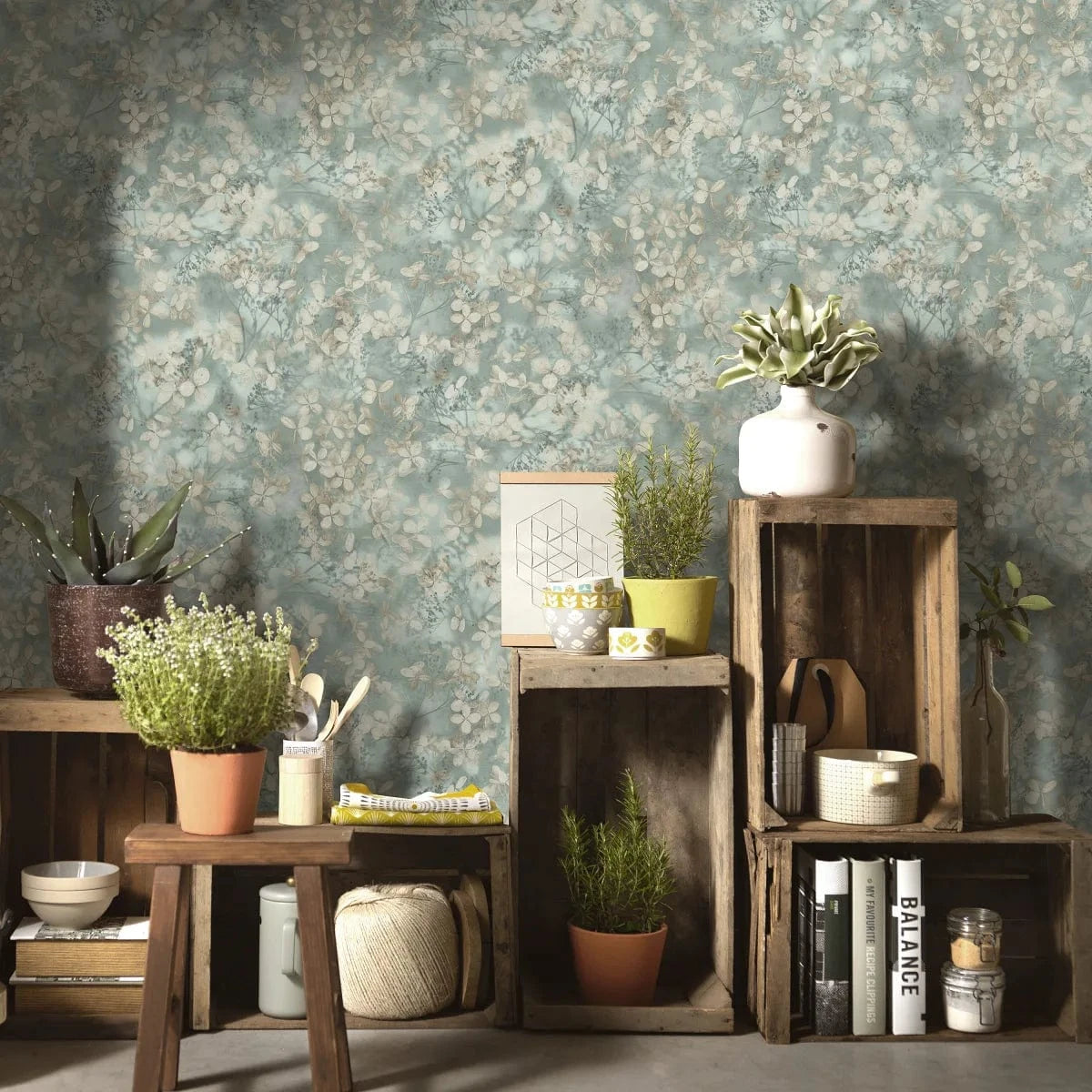 Vintage tapetes ar lapiņām uz zaļa fona – piemērs interjerā Erismann