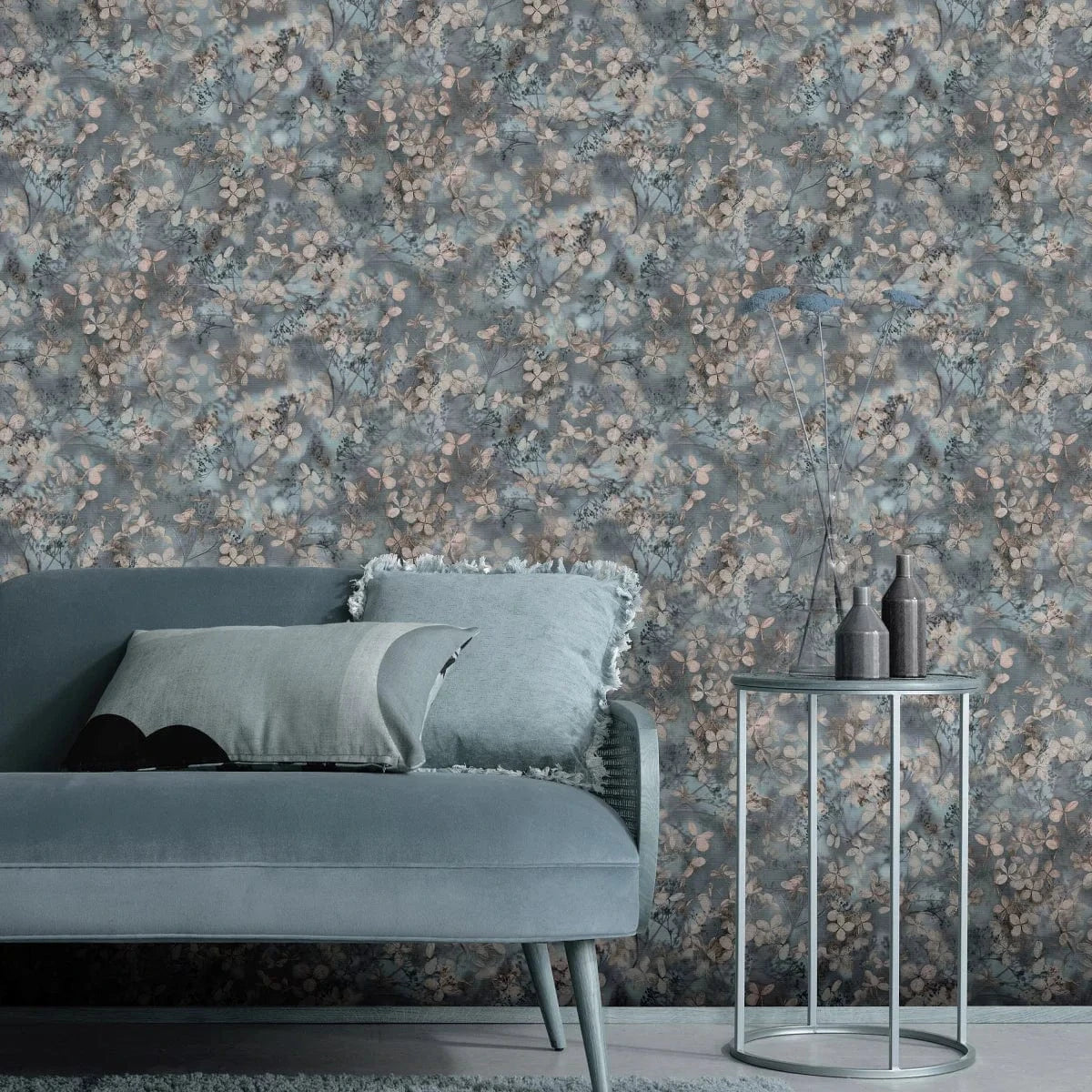 Vintage tapetes ar lapiņām uz zila fona – piemērs interjerā Erismann