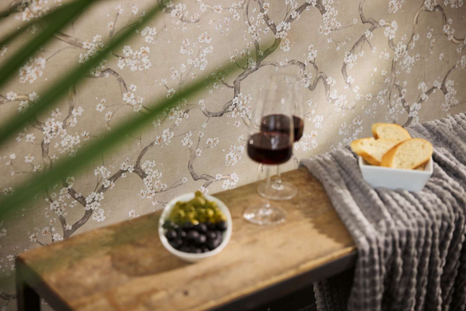 Teksturētas tapetes ar delikātu ķiršu ziedu rakstu - bēšā krāsā, 781992 AS Creation