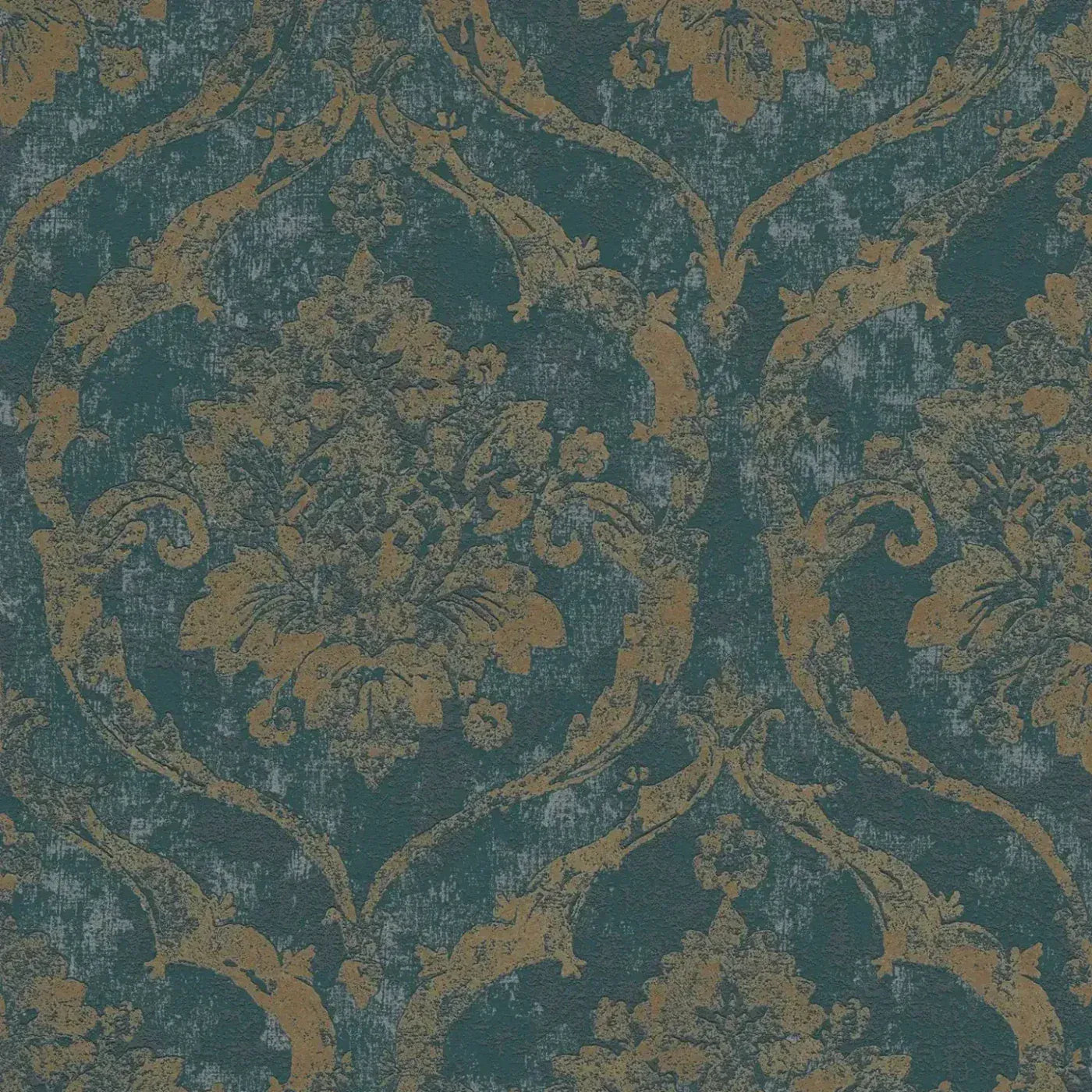 Zaļu un zelta tapešu tuvplāns ar elegantu damasta raksta reljefu. SKU: 3007260, AS Creation.