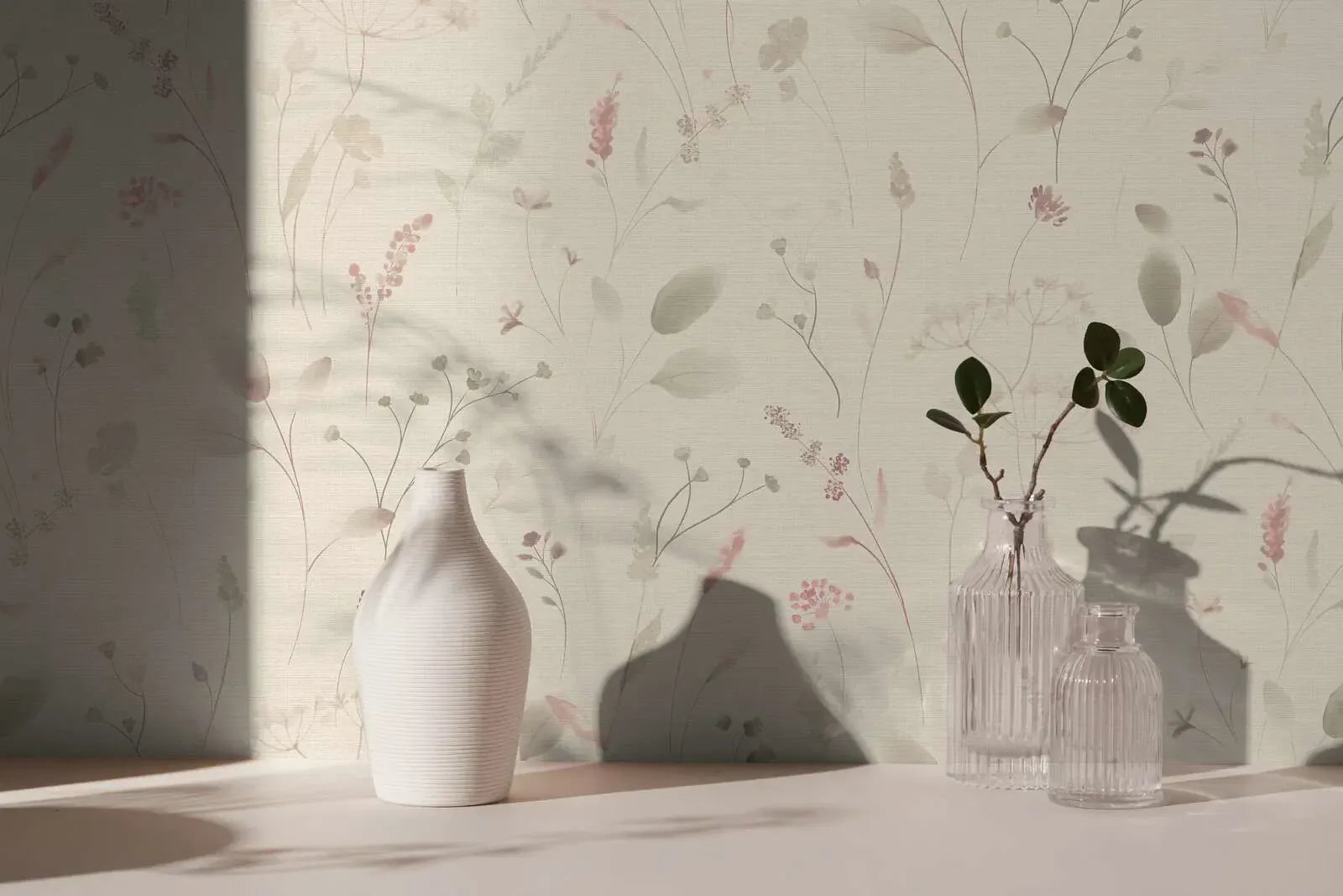 Vides draudzīgas tapetes ar ziediem un zāli matētā apdarē dabiskā viesistabā. SKU: 3012227, AS Creation.