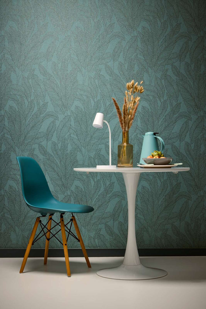 Viegli teksturētas neaustas tapetes ar izsmalcinātu, spīdīgu lapu rakstu zaļā krāsā | 3010164 AS Creation