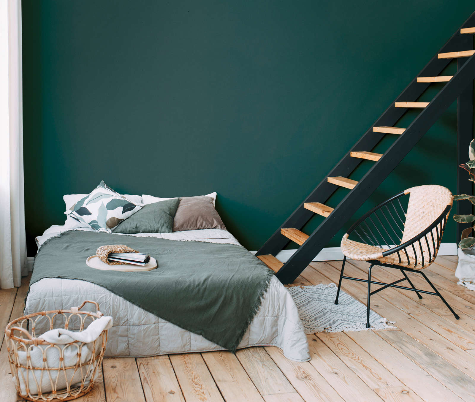 Vienkrāsainas matētas tapetes ar tekstūru tumši zaļos toņos - 1376730 AS Creation