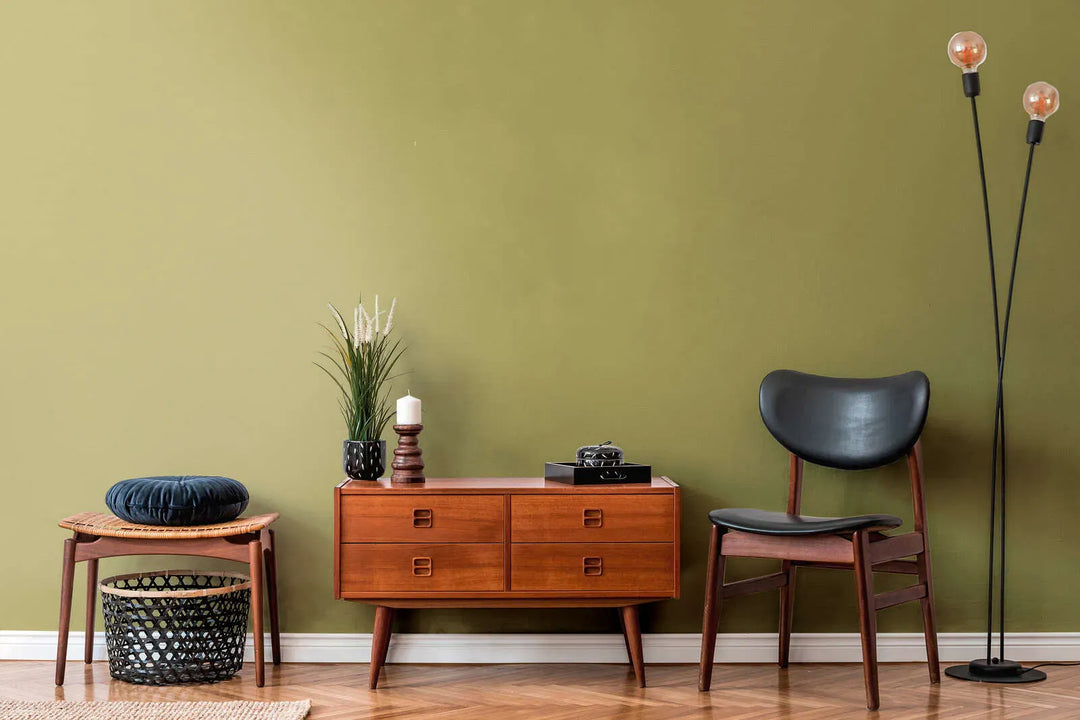 Vienkrāsainas matētas tapetes guļamistabai zaļā krāsā, 1373476 AS Creation