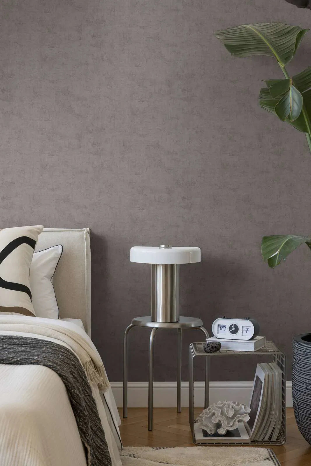 Tumši pelēkas tapetes ar elegantu faktūru un matētu apdari drosmīgā viesistabā. SKU: 3011745, AS Creation.