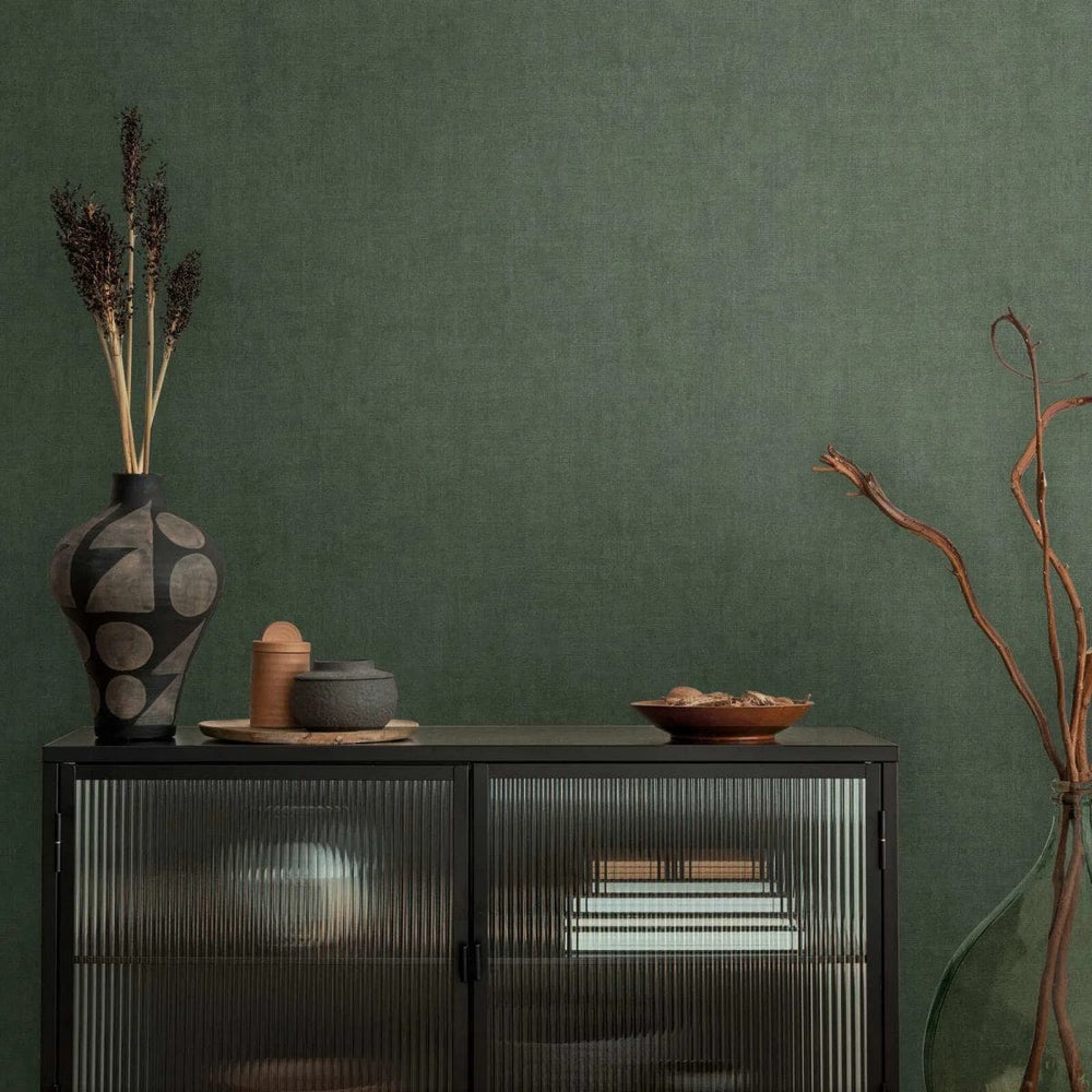 Tapetes ar smalku auduma izskatu un maigu mirdzuma efektu | tumši zaļā AS Creation
