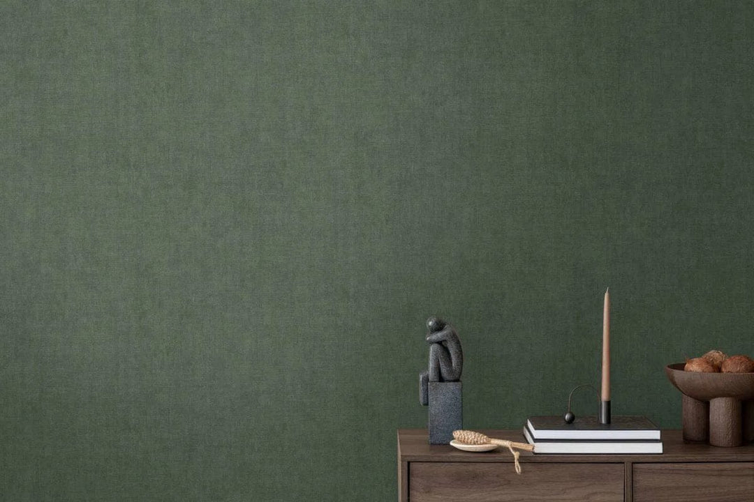 Tapetes ar smalku auduma izskatu un maigu mirdzuma efektu | tumši zaļā AS Creation